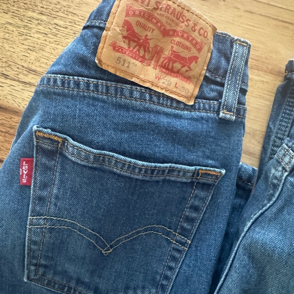 Levi's Men's Slim/Straight Jeans in Dark, Medium & Light Blue Washes - Picture 4 of 7